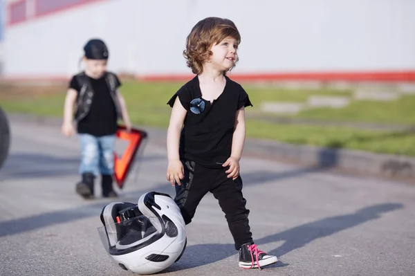 Pequeños ciclistas en carretera con motocicleta —  Fotos de Stock