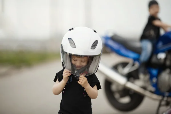 Pequeños ciclistas en carretera con motocicleta —  Fotos de Stock