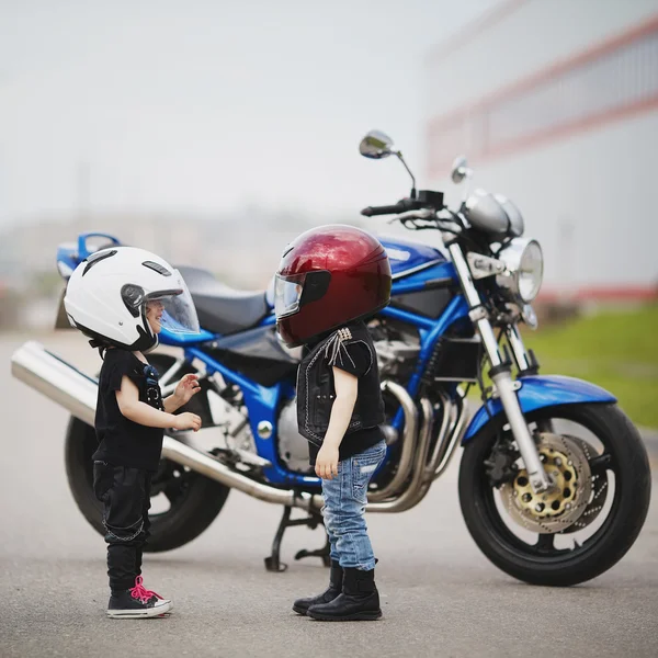 Pequenos motociclistas na estrada com motocicleta — Fotografia de Stock