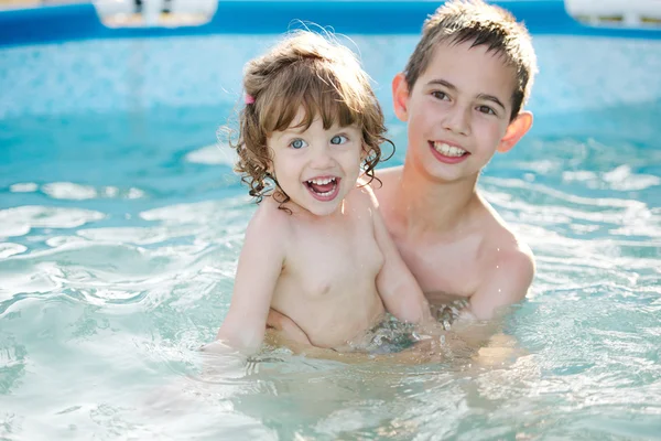 Bror och syster i poolen — Stockfoto