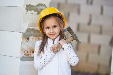 kask üzerinde inşaat çalışma ile küçük kız
