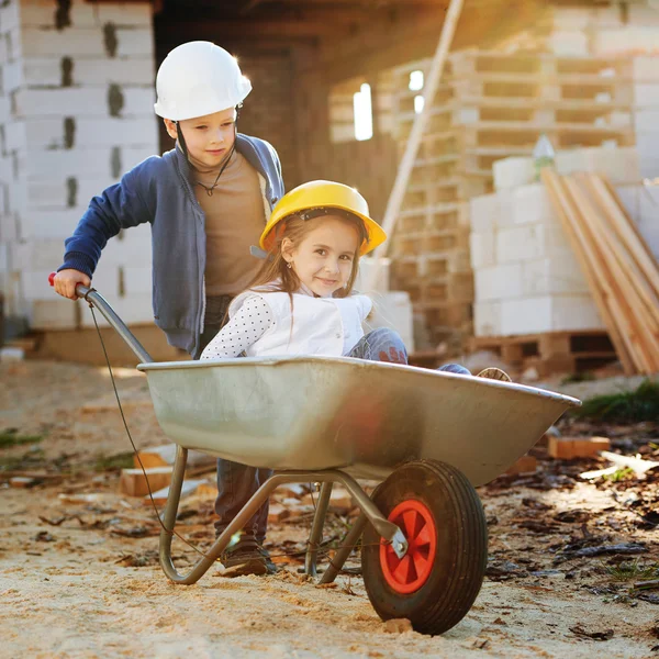 Junge und Mädchen spielen auf Baustelle — Stockfoto