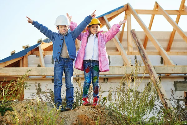 Niño y niña jugando en el sitio de construcción — Foto de Stock