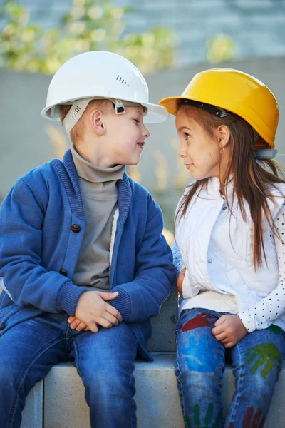 Niño y niña jugando en el sitio de construcción — Foto de Stock