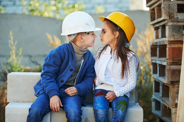 Junge und Mädchen spielen auf Baustelle — Stockfoto