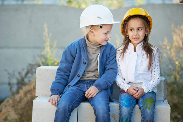 Menino e menina jogando no local de construção — Fotografia de Stock