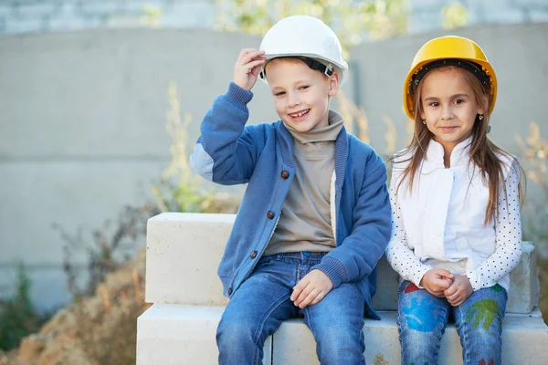 Мальчик и девочка играют на строительной площадке — стоковое фото