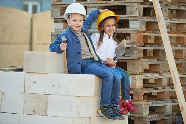 Niño y niña jugando en el sitio de construcción — Foto de Stock