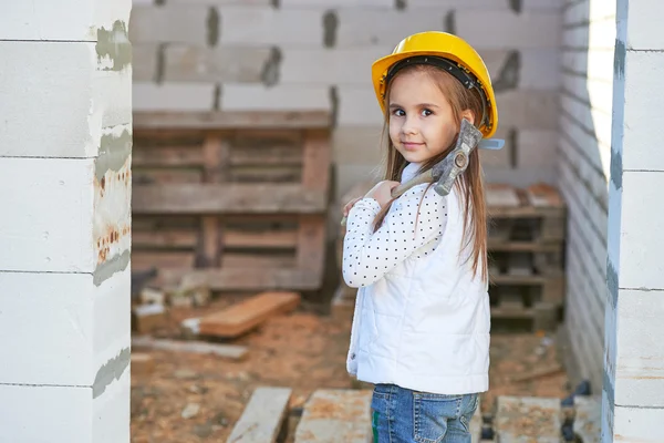 Kask üzerinde inşaat çalışma ile küçük kız — Stok fotoğraf