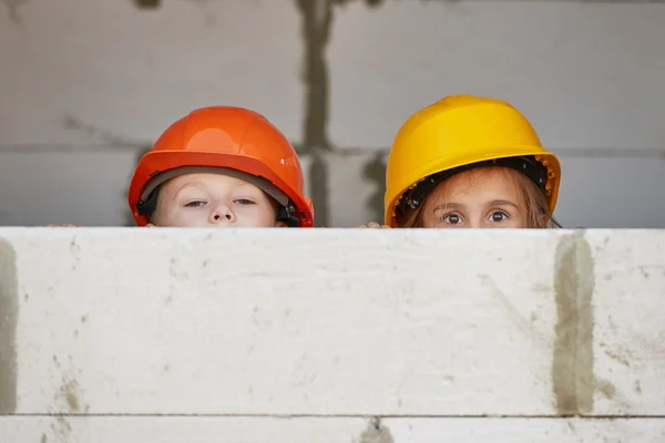 Menino e menina jogando no local de construção — Fotografia de Stock