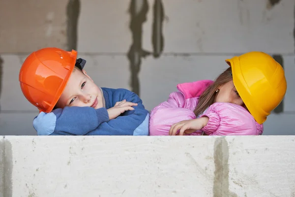 Niño y niña jugando en el sitio de construcción — Foto de Stock