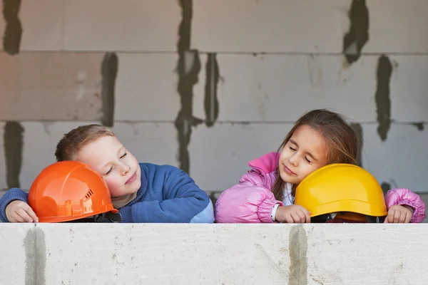 Niño y niña jugando en el sitio de construcción — Foto de Stock