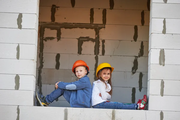 Menino e menina jogando no local de construção — Fotografia de Stock