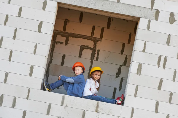 Menino e menina jogando no local de construção — Fotografia de Stock