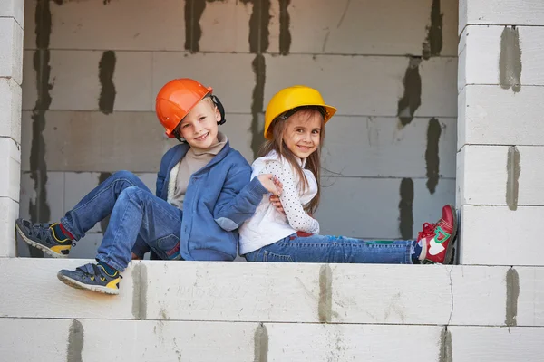 Chlapec a dívka si hraje na staveništi — Stock fotografie