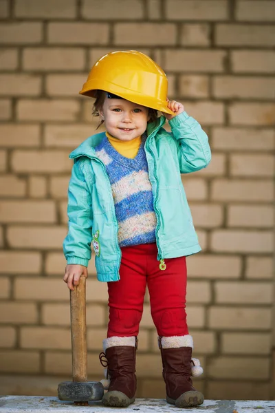 Linda chica con casco trabajando en la construcción — Foto de Stock