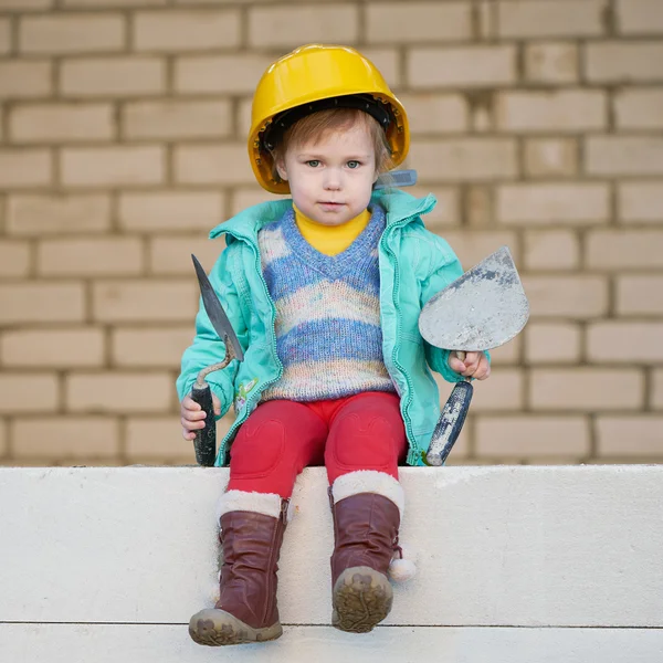 Chica con casco trabajando en la construcción —  Fotos de Stock