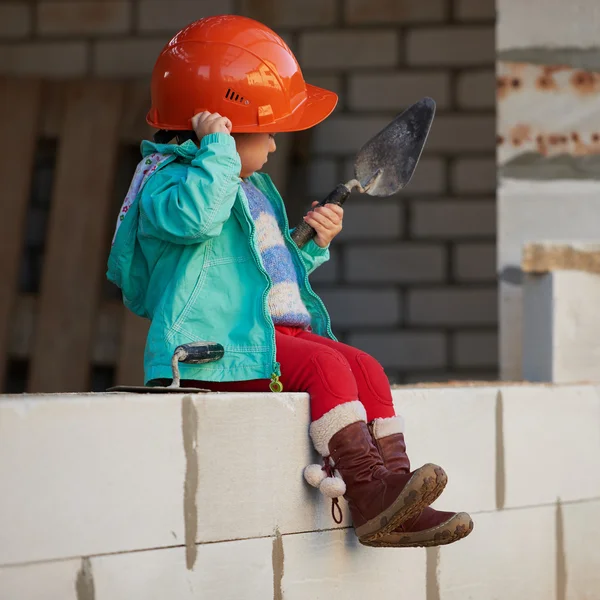 Девушка со шлемом работает на стройке — стоковое фото