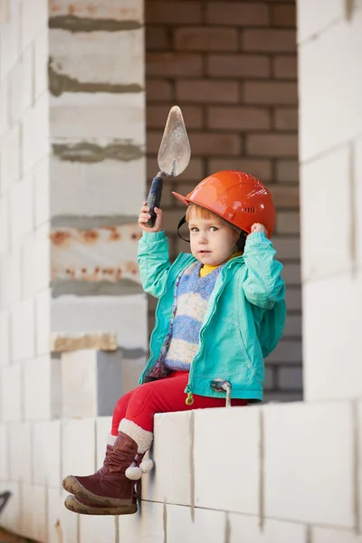 Fille avec casque travaillant sur la construction — Photo