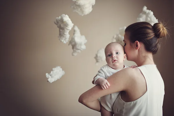 Moeder met baby op witte wolken — Stockfoto