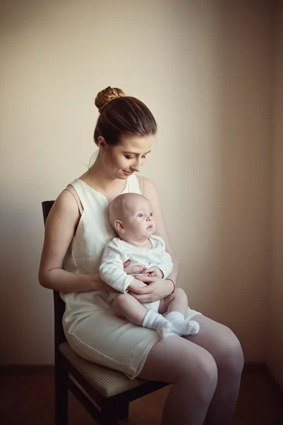 Mãe com bebê em casa — Fotografia de Stock