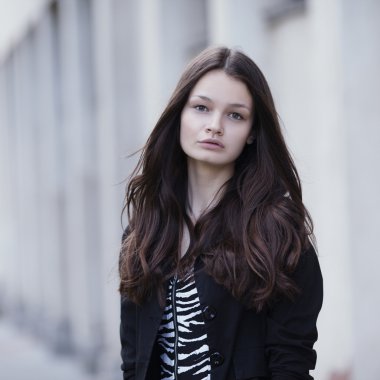 güzel ciddi kız portre