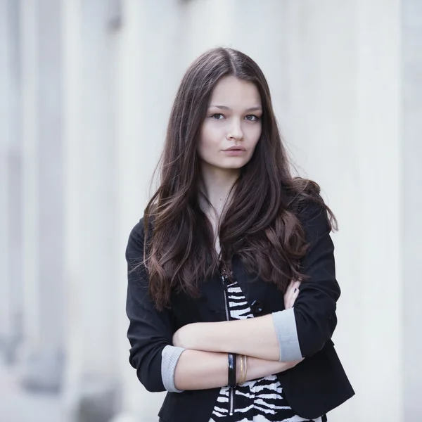 Beau portrait de fille sérieuse — Photo