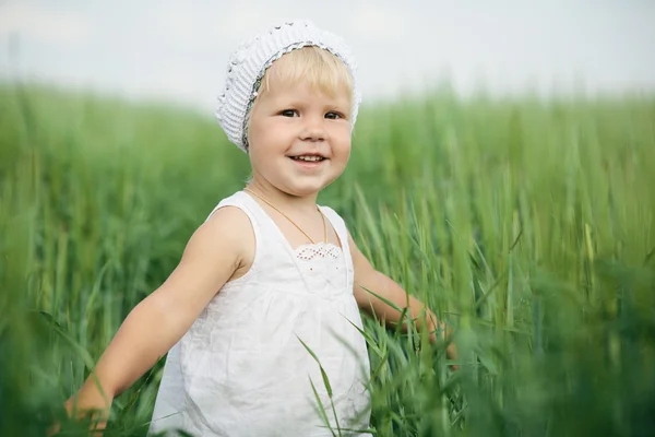 在高高的草丛中的小女孩 — 图库照片