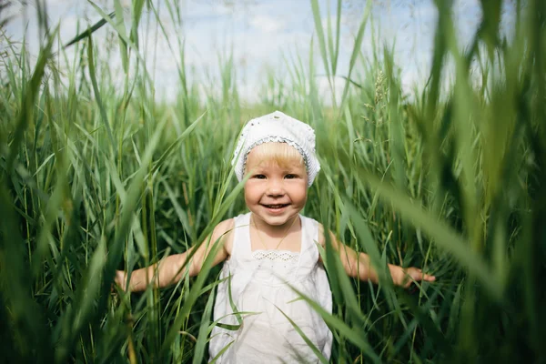 Liten flicka i högt gräs — Stockfoto