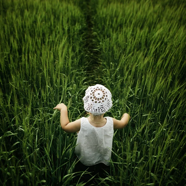 Yüksek çimen, küçük kız — Stok fotoğraf