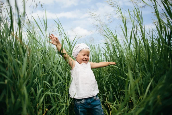 Liten flicka i högt gräs — Stockfoto