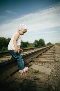 küçük kız demiryolu üzerinde çalış
