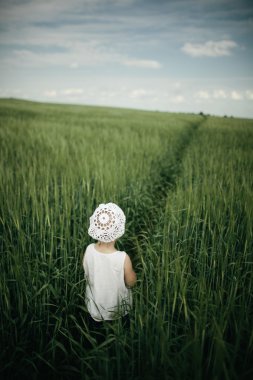 yüksek çimen, küçük kız