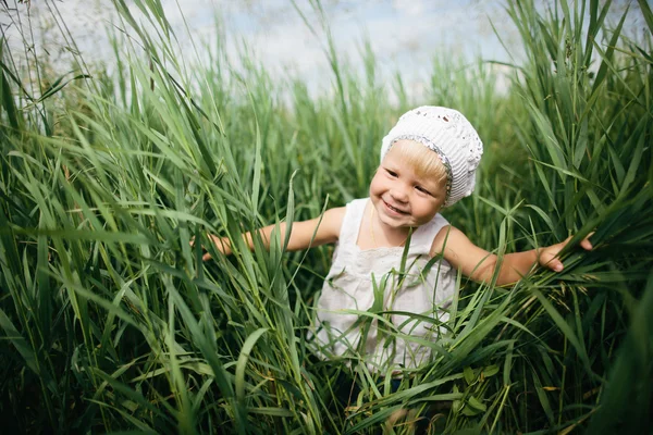 Liten flicka i högt gräs — Stockfoto