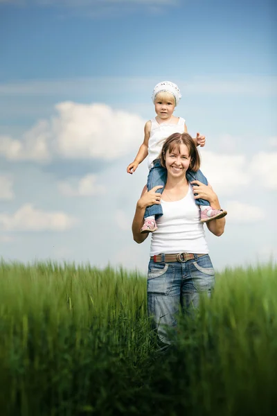 Mãe com filha no campo — Fotografia de Stock