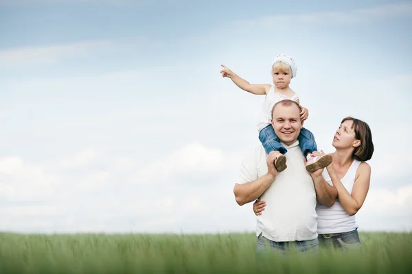 Родители с дочерью в поле — стоковое фото