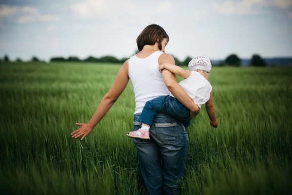 Mother and daughter in field — Stock Photo, Image