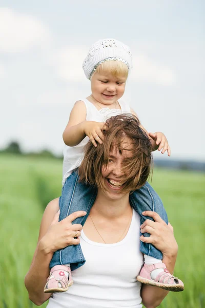 Щаслива мати з дочкою в полі — стокове фото