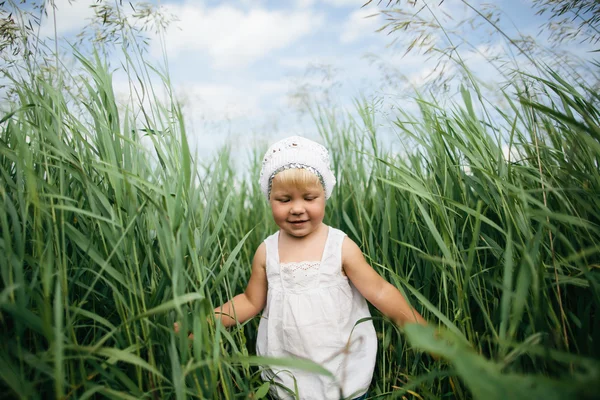 Маленькая девочка в высокой траве — стоковое фото