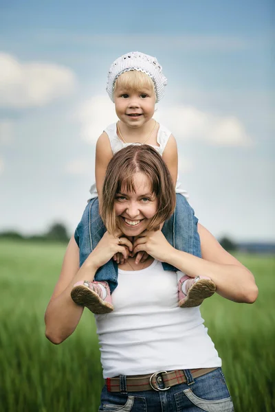 Felice madre con figlia nel campo — Foto Stock