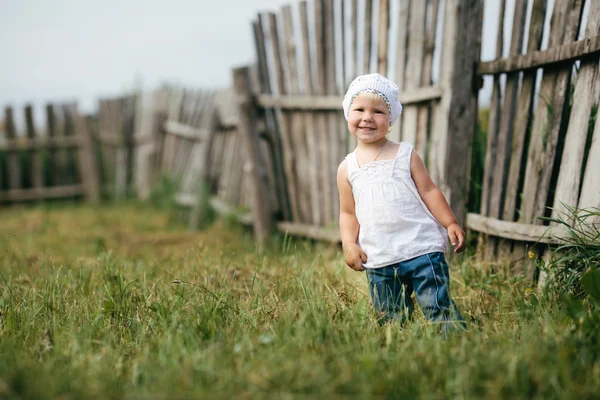 Holčička a dřevěný plot — Stock fotografie