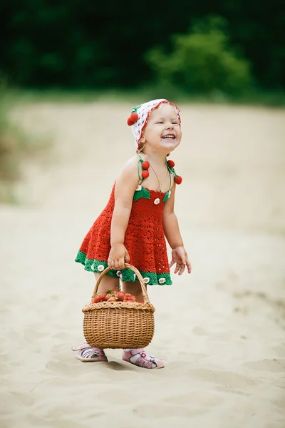 Petite fille avec panier plein de fraises — Photo