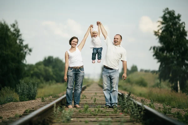 Pais com bebê na estrada de ferro — Fotografia de Stock