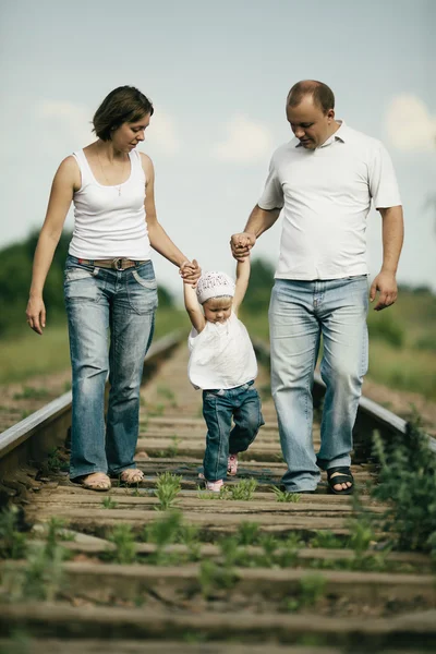 Ouders met baby aan spoorweg — Stockfoto