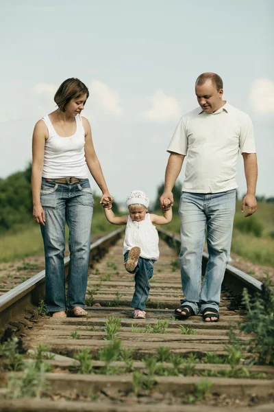 Pais com bebê na estrada de ferro — Fotografia de Stock