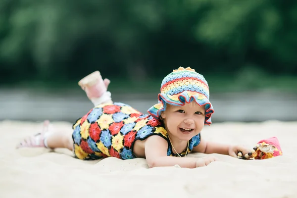 Bambina con abito colorato luminoso — Foto Stock