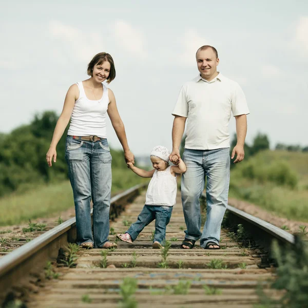 Ouders met baby aan spoorweg — Stockfoto