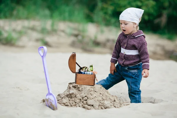 Meisje op jacht naar de schat — Stockfoto