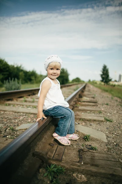 Kis lány játszik a vasút — Stock Fotó