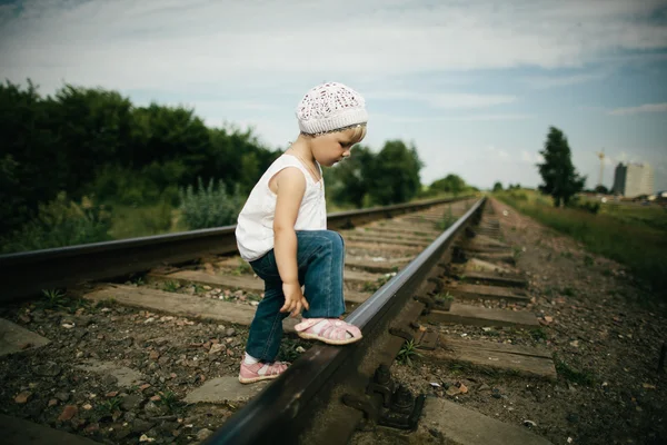 小女孩在铁路上播放 — 图库照片